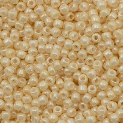 TOHO 8/0 Opaque-Lustered Lt Beige (123), 10 g