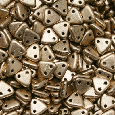 Trojuholníky s 2 dierkami 6 mm - Matte Metallic Flax (K0171), 30 ks